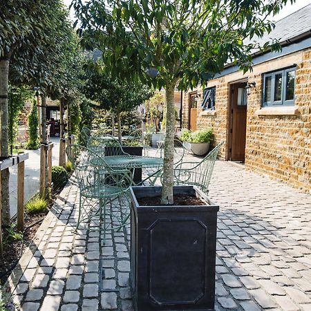 The George Inn Barford St Michael 외부 사진 The courtyard at The Old Post Office