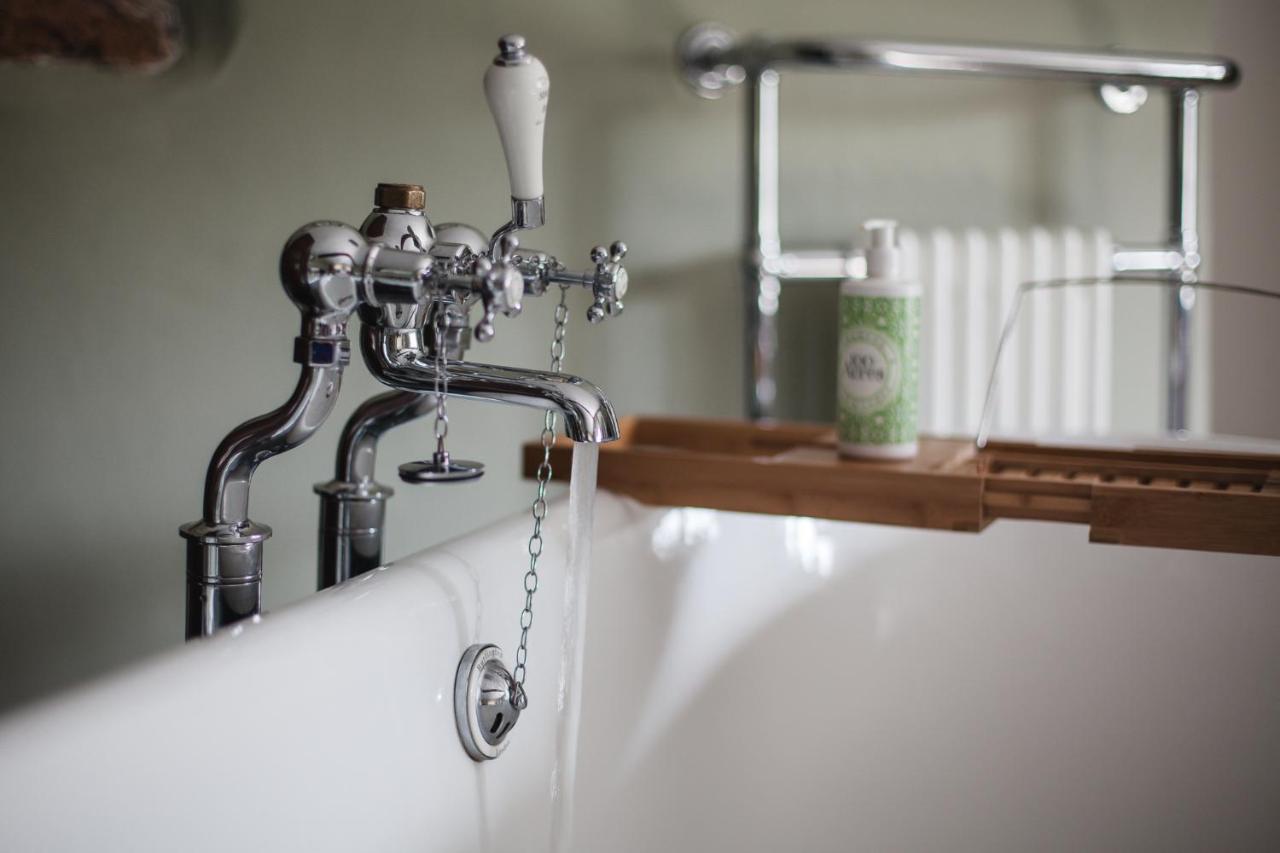 The George Inn Barford St Michael 외부 사진 A bath tap
