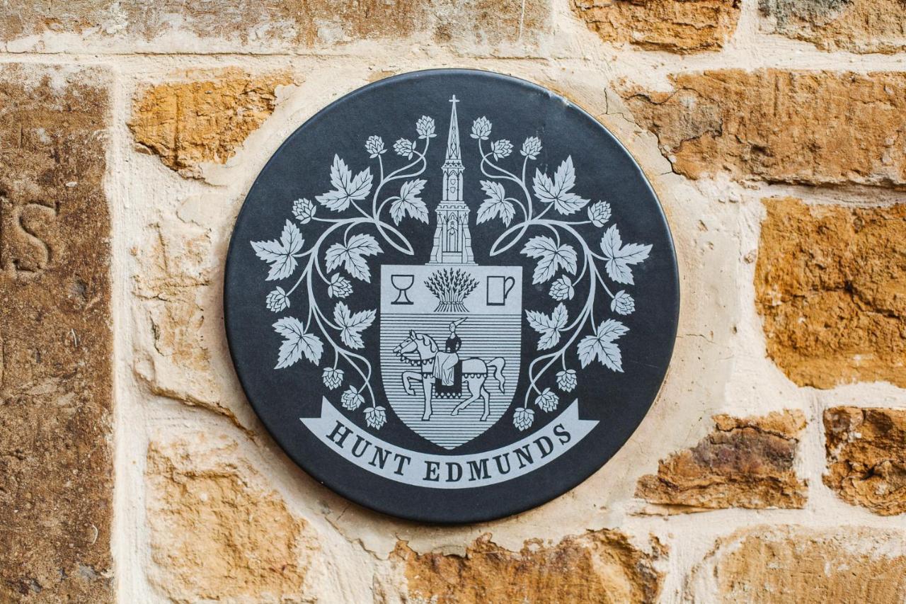 The George Inn Barford St Michael 외부 사진 Hunt Edmunds' coat of arms