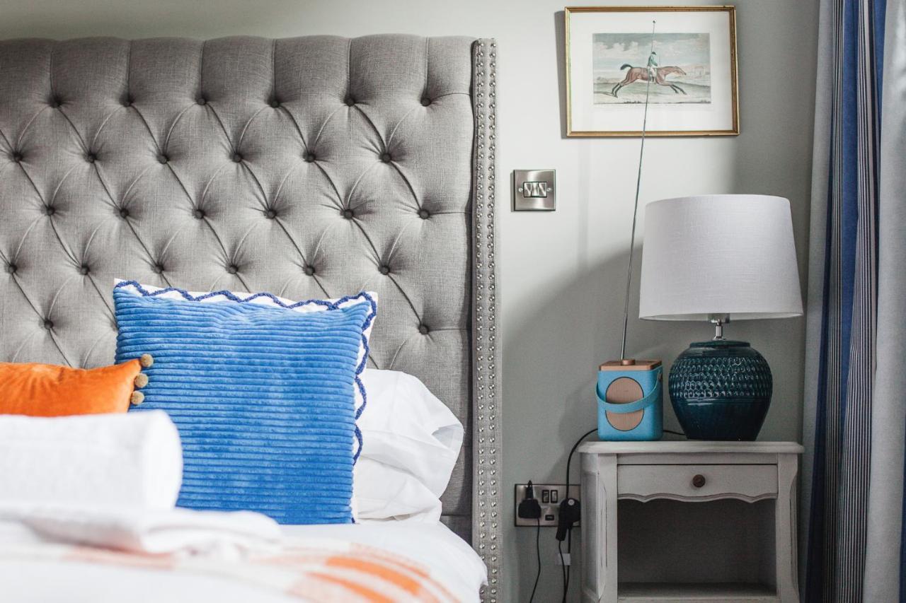 The George Inn Barford St Michael 외부 사진 A bedroom with a bedside table