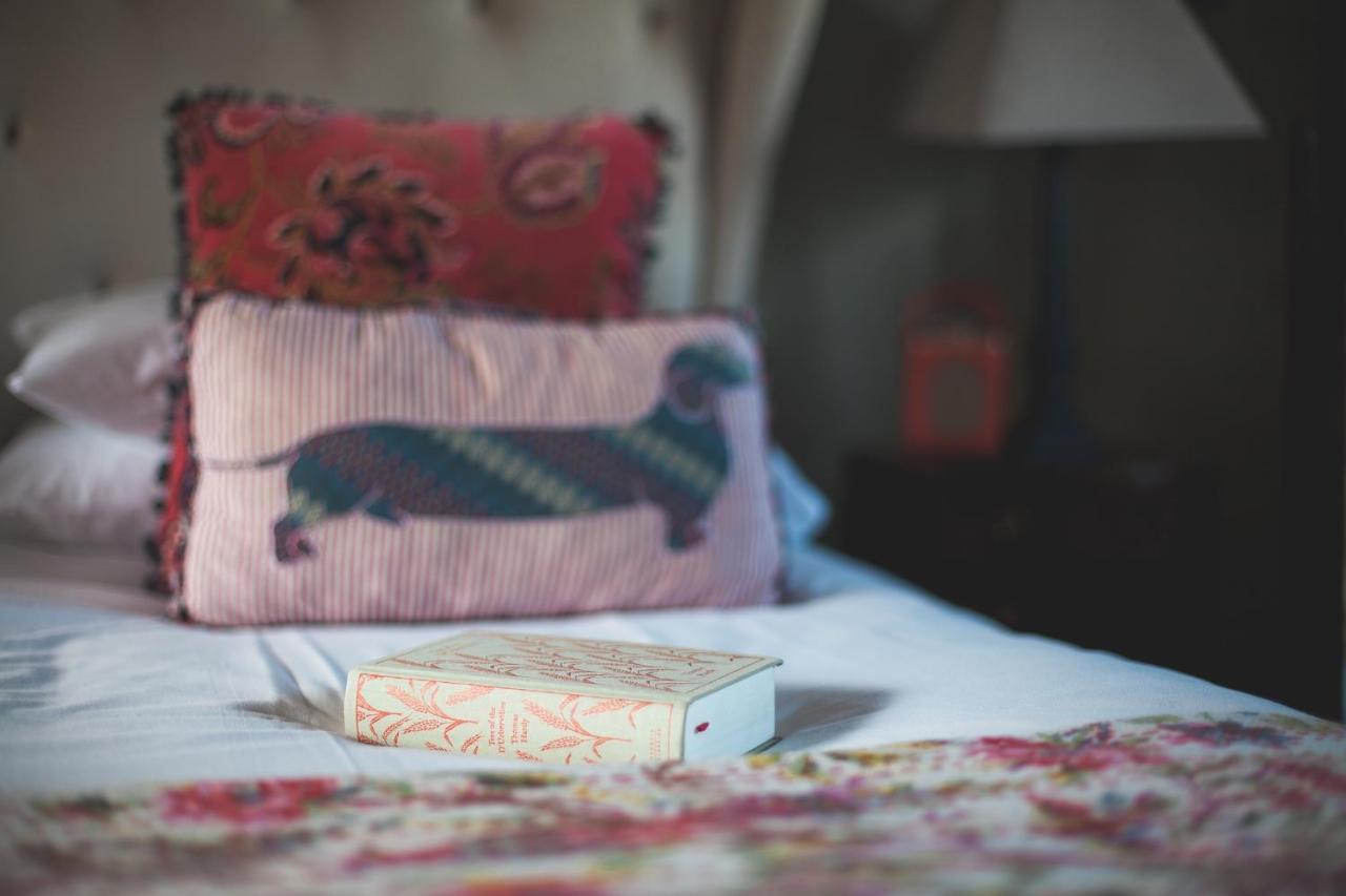 The George Inn Barford St Michael 외부 사진 A book on a bed
