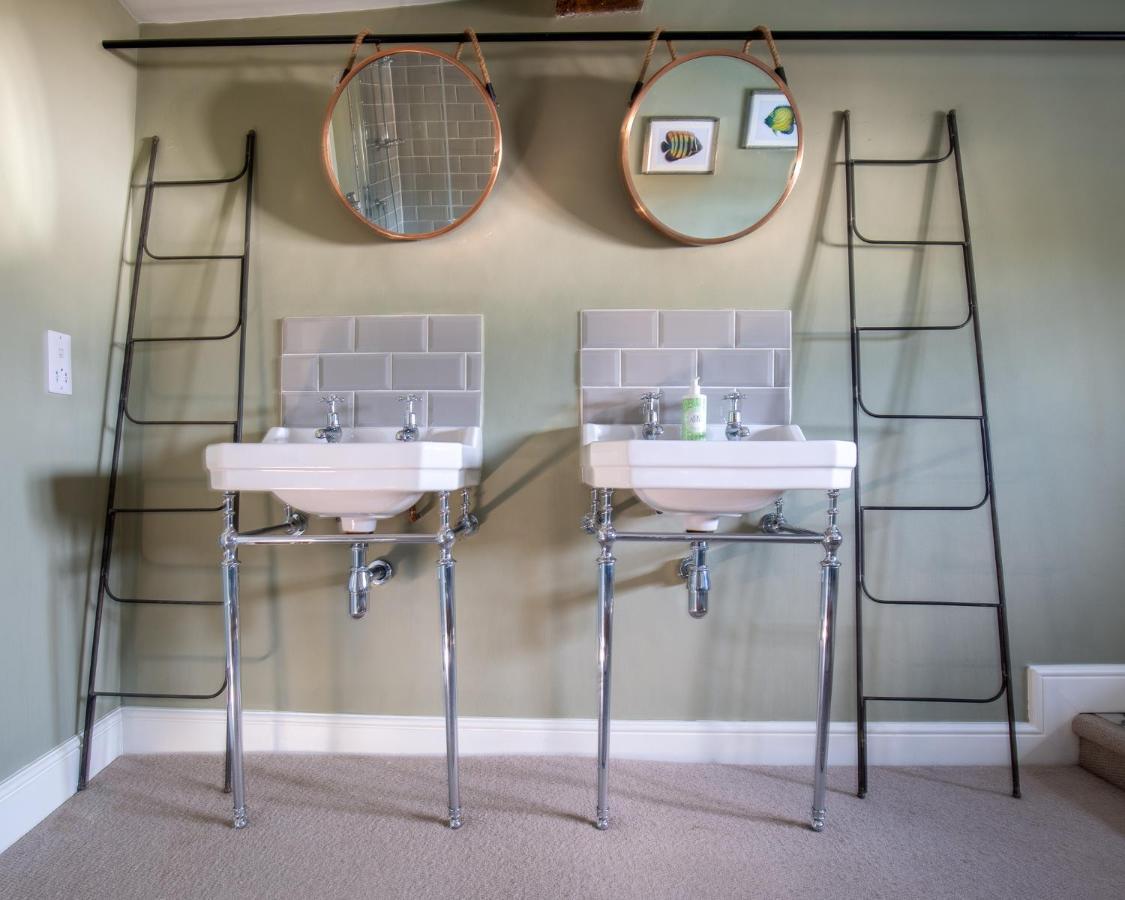 The George Inn Barford St Michael 외부 사진 A pair of decorative metal ladders