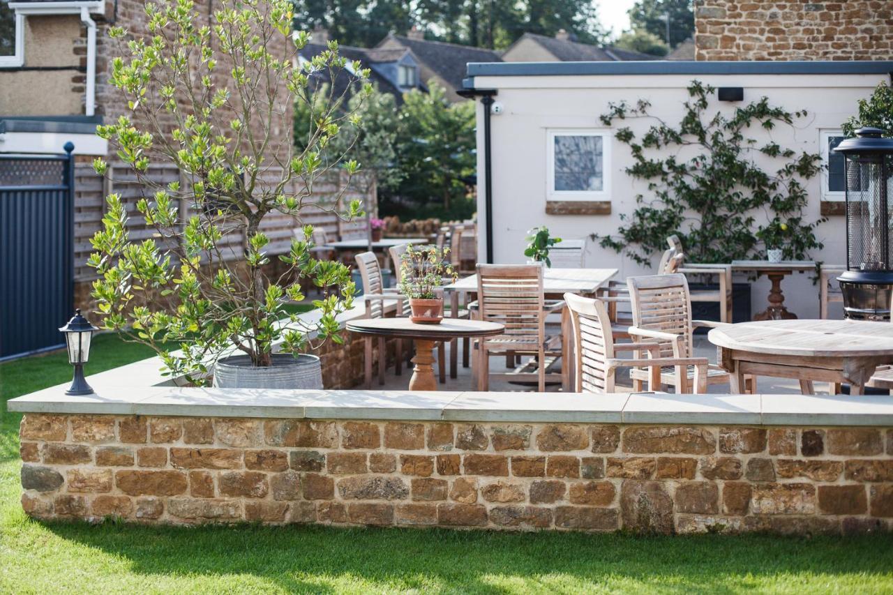 The George Inn Barford St Michael 외부 사진 The pub's garden