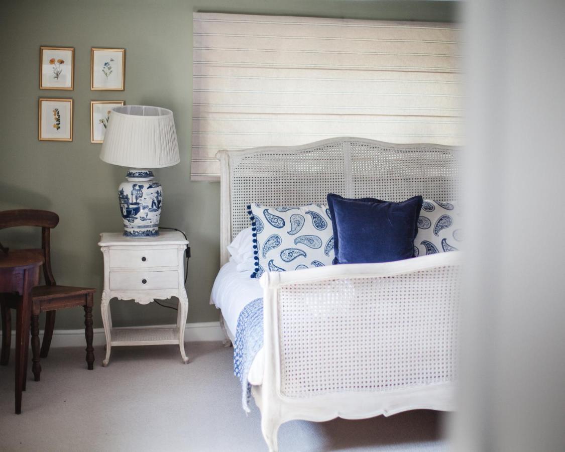 The George Inn Barford St Michael 외부 사진 A bedroom with a blue and white color scheme