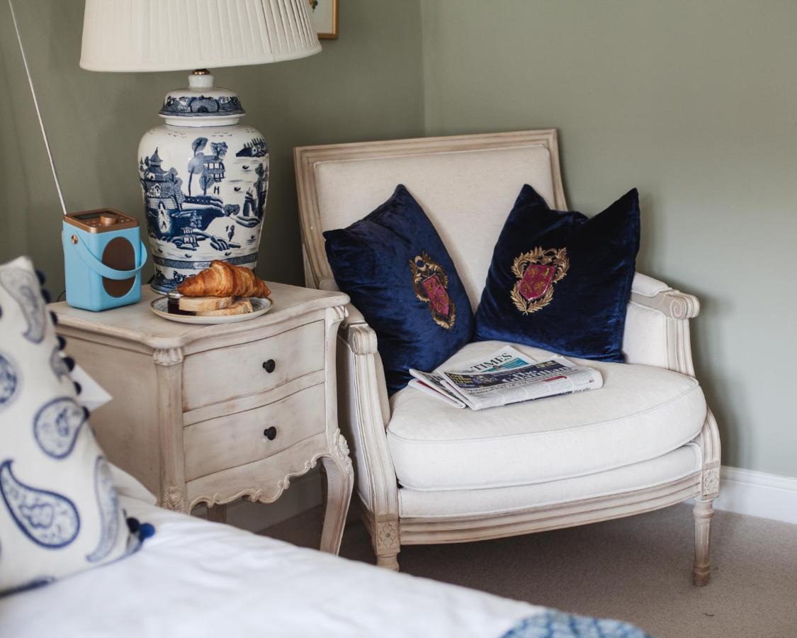 The George Inn Barford St Michael 외부 사진 A blue and white room