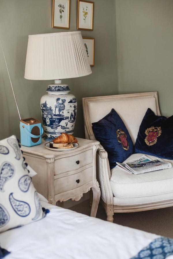 The George Inn Barford St Michael 외부 사진 A blue and white ginger jar