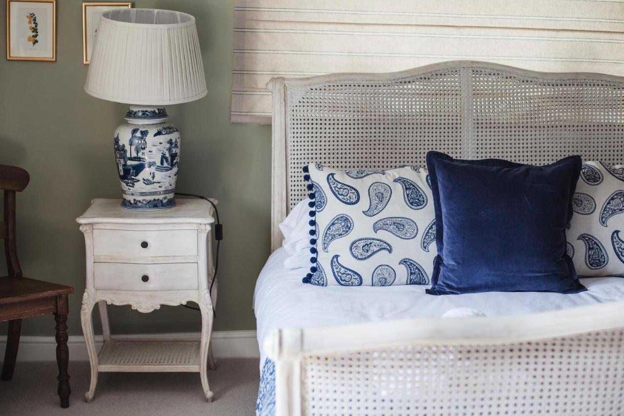The George Inn Barford St Michael 외부 사진 A blue and white bedroom