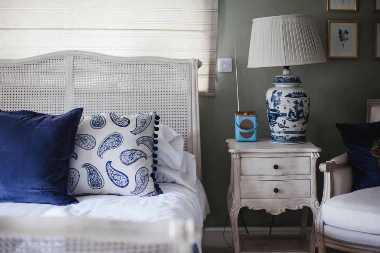 The George Inn Barford St Michael 외부 사진 A bedroom with a blue and white colour scheme