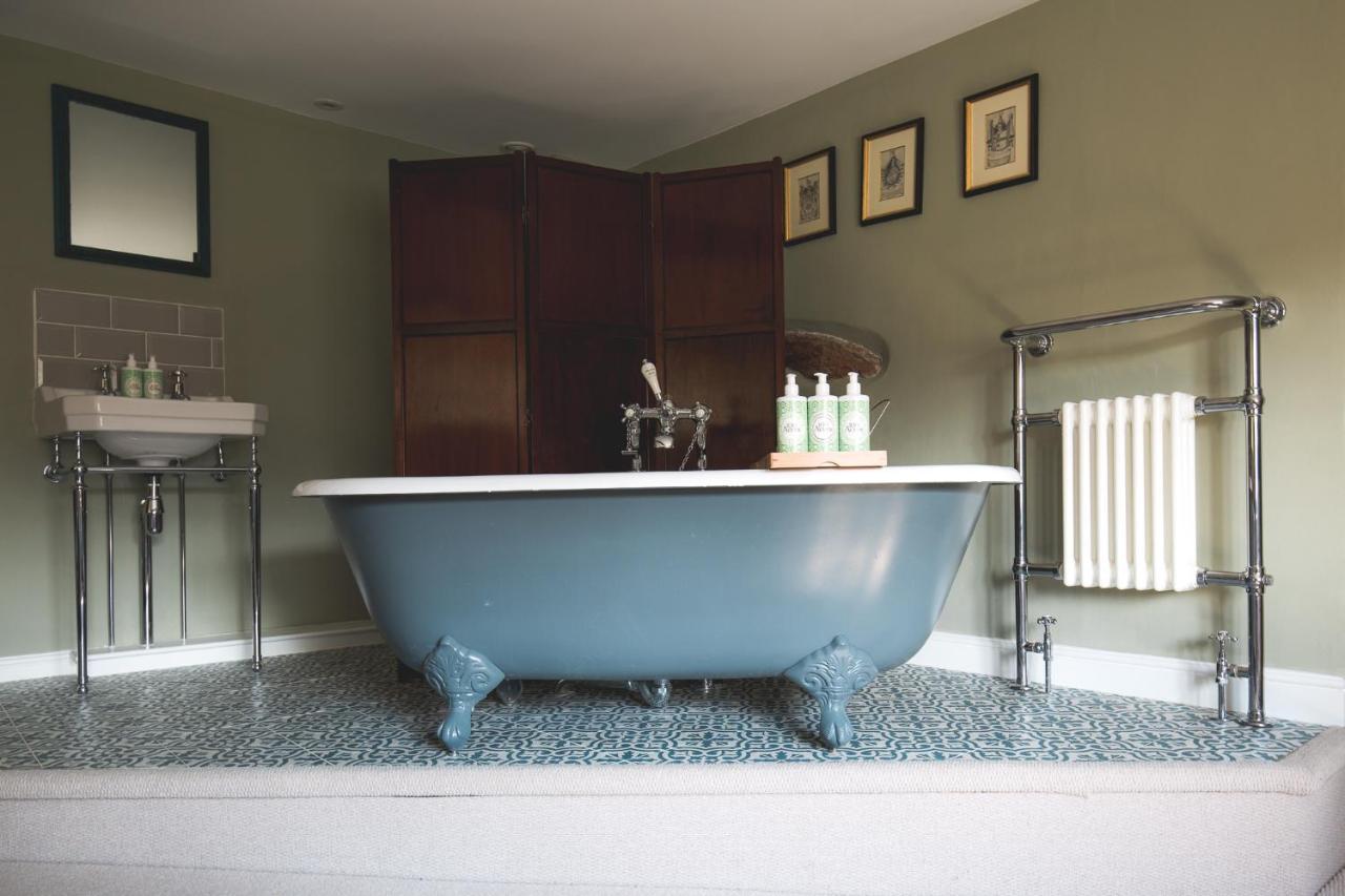 The George Inn Barford St Michael 외부 사진 A freestanding bathtub