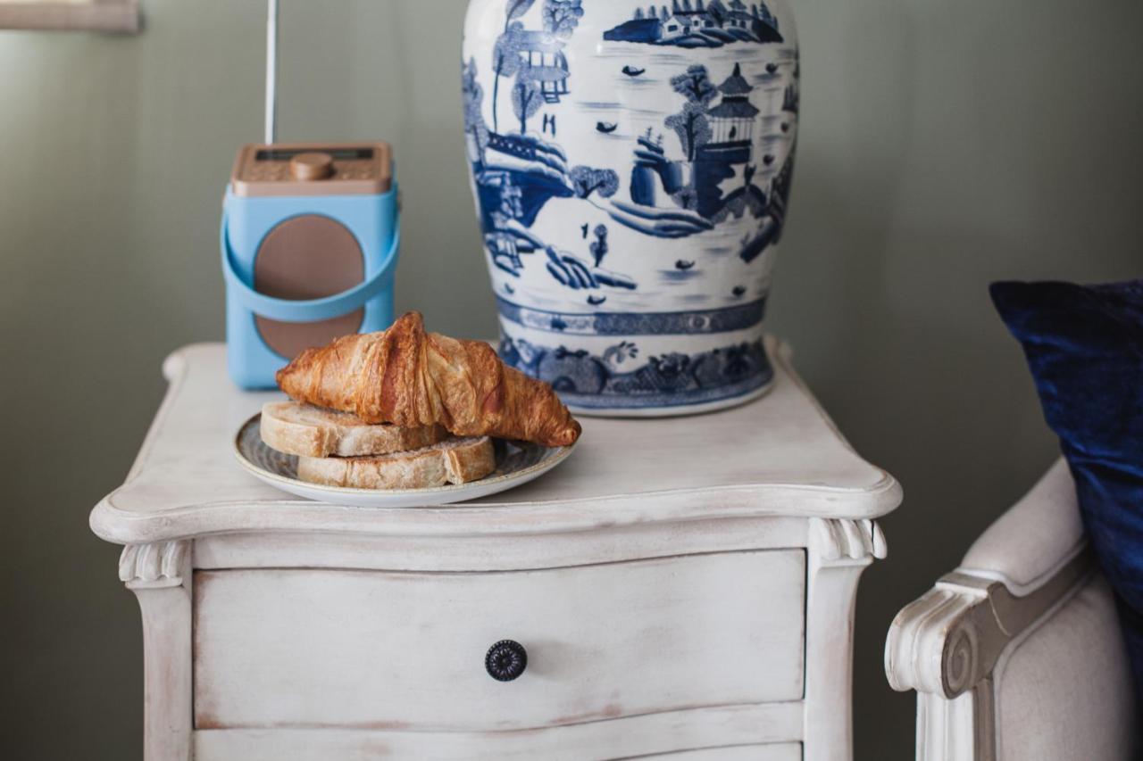 The George Inn Barford St Michael 외부 사진 A croissant